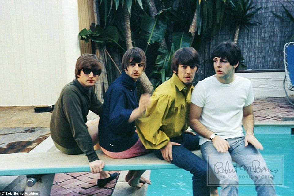 Σπάνια στιγμιότυπα από τη διαμονή των Beatles στο Μπελ Αιρ: Οταν διασκέδαζαν στην πισίνα πολυτελούς βίλας [εικόνες] | iefimerida.gr 6