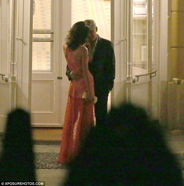 Τρυφερές στιγμές για τον Τζόρτζ Κλούνει και την Αμαλ Αλαμουντίν [εικόνες] | iefimerida.gr 0