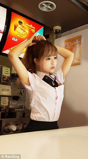 Αληθινή ή... κούκλα; Κάνουν ουρές για να δουν από κοντά την σερβιτόρα της Ταιβάν [εικόνες] | iefimerida.gr 0