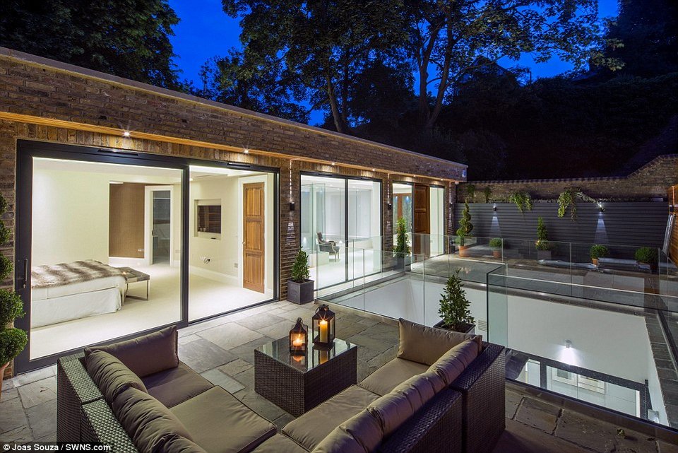 Εντυπωσιάζει: Υπόγεια πολυτελής βίλα - Ενα σικάτο σπίτι που δεν του λείπει το φως [εικόνες] | iefimerida.gr 8