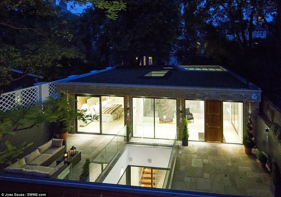 Εντυπωσιάζει: Υπόγεια πολυτελής βίλα - Ενα σικάτο σπίτι που δεν του λείπει το φως [εικόνες] | iefimerida.gr 9