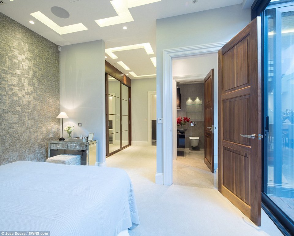 Εντυπωσιάζει: Υπόγεια πολυτελής βίλα - Ενα σικάτο σπίτι που δεν του λείπει το φως [εικόνες] | iefimerida.gr 3