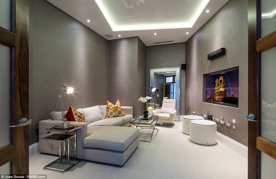 Εντυπωσιάζει: Υπόγεια πολυτελής βίλα - Ενα σικάτο σπίτι που δεν του λείπει το φως [εικόνες] | iefimerida.gr 10