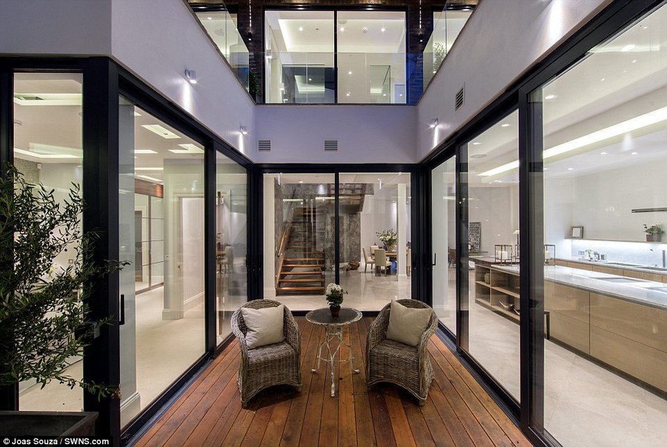 Εντυπωσιάζει: Υπόγεια πολυτελής βίλα - Ενα σικάτο σπίτι που δεν του λείπει το φως [εικόνες] | iefimerida.gr 6