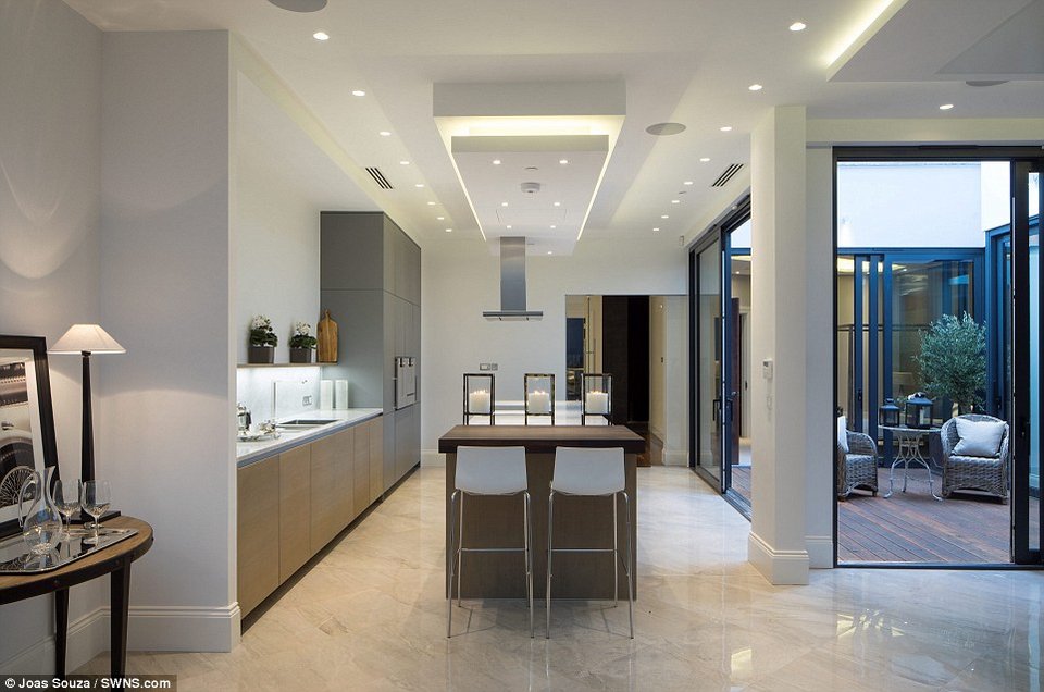 Εντυπωσιάζει: Υπόγεια πολυτελής βίλα - Ενα σικάτο σπίτι που δεν του λείπει το φως [εικόνες] | iefimerida.gr 11