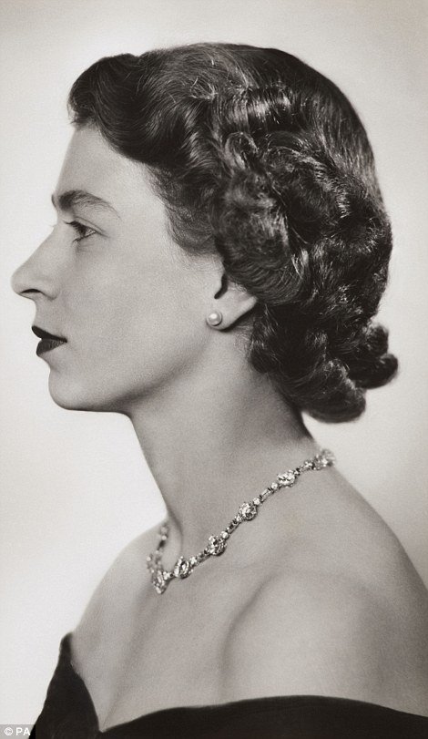 Εκπληκτικά στιγμιότυπα από τα 63 χρόνια της Βασίλισσας Ελισάβετ στον Βρετανικό θρόνο [εικόνες] | iefimerida.gr 0