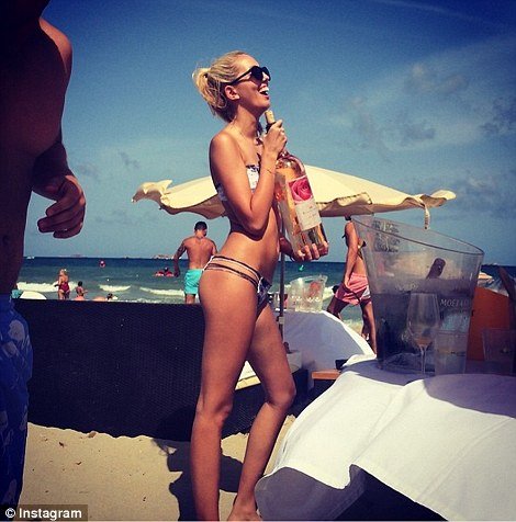 Η εγγονή του Γλίξμπουργκ αναστατώνει όλους τους κοσμοπολίτικους προορισμούς της υφηλίου [εικόνες] | iefimerida.gr 8