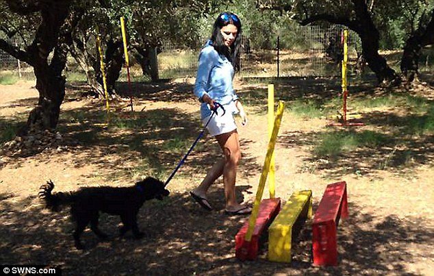 Κρήτη: Αδέσποτο έσωσε Βρετανή και εκείνη το υιοθέτησε [εικόνες] | iefimerida.gr 2