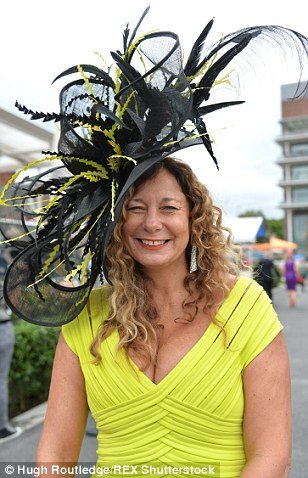 Βρετανίδες με εξωφρενικά καπέλα... εκτός ελέγχου λόγω του αλκοόλ: Καβγάδες και ευτράπελα σε φεστιβάλ [εικόνες] | iefimerida.gr 16