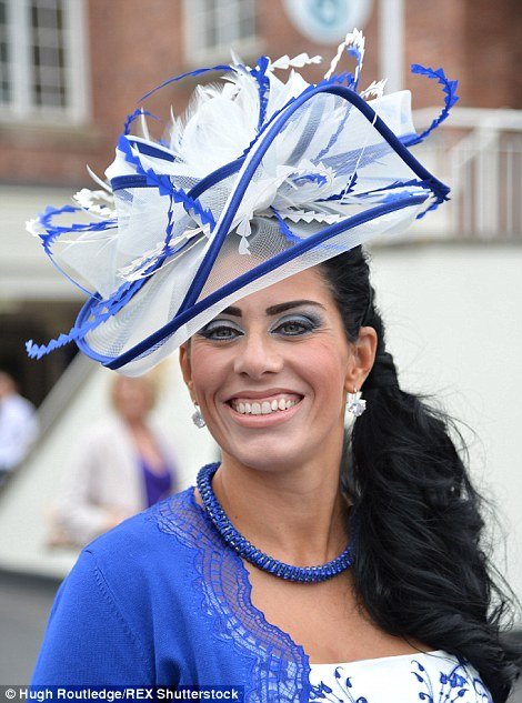 Βρετανίδες με εξωφρενικά καπέλα... εκτός ελέγχου λόγω του αλκοόλ: Καβγάδες και ευτράπελα σε φεστιβάλ [εικόνες] | iefimerida.gr 15