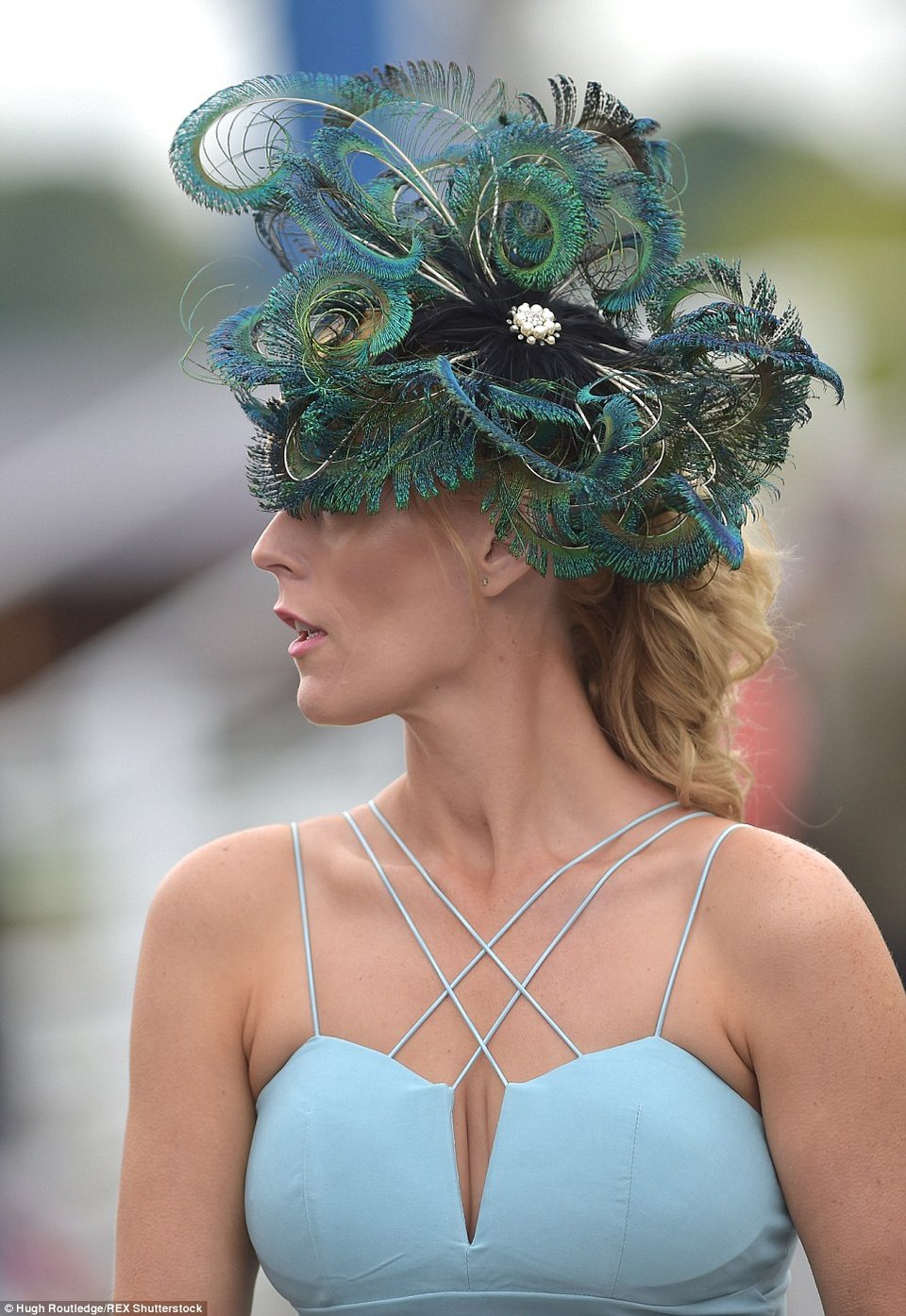 Βρετανίδες με εξωφρενικά καπέλα... εκτός ελέγχου λόγω του αλκοόλ: Καβγάδες και ευτράπελα σε φεστιβάλ [εικόνες] | iefimerida.gr 14