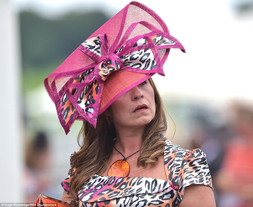 Βρετανίδες με εξωφρενικά καπέλα... εκτός ελέγχου λόγω του αλκοόλ: Καβγάδες και ευτράπελα σε φεστιβάλ [εικόνες] | iefimerida.gr 12