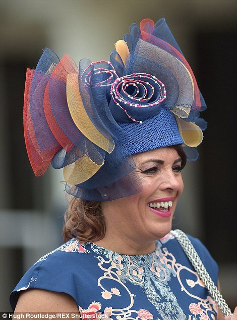 Βρετανίδες με εξωφρενικά καπέλα... εκτός ελέγχου λόγω του αλκοόλ: Καβγάδες και ευτράπελα σε φεστιβάλ [εικόνες] | iefimerida.gr 13