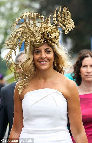 Βρετανίδες με εξωφρενικά καπέλα... εκτός ελέγχου λόγω του αλκοόλ: Καβγάδες και ευτράπελα σε φεστιβάλ [εικόνες] | iefimerida.gr 25