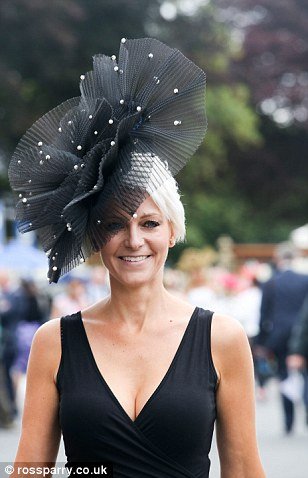 Βρετανίδες με εξωφρενικά καπέλα... εκτός ελέγχου λόγω του αλκοόλ: Καβγάδες και ευτράπελα σε φεστιβάλ [εικόνες] | iefimerida.gr 24