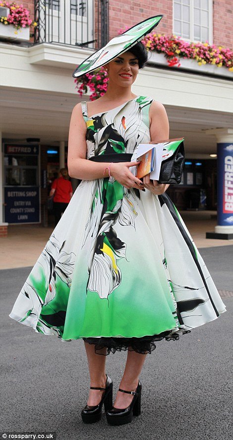 Βρετανίδες με εξωφρενικά καπέλα... εκτός ελέγχου λόγω του αλκοόλ: Καβγάδες και ευτράπελα σε φεστιβάλ [εικόνες] | iefimerida.gr 19