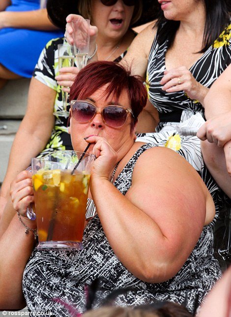 Βρετανίδες με εξωφρενικά καπέλα... εκτός ελέγχου λόγω του αλκοόλ: Καβγάδες και ευτράπελα σε φεστιβάλ [εικόνες] | iefimerida.gr 10