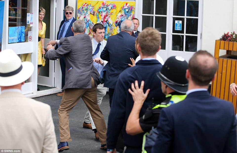 Βρετανίδες με εξωφρενικά καπέλα... εκτός ελέγχου λόγω του αλκοόλ: Καβγάδες και ευτράπελα σε φεστιβάλ [εικόνες] | iefimerida.gr 0