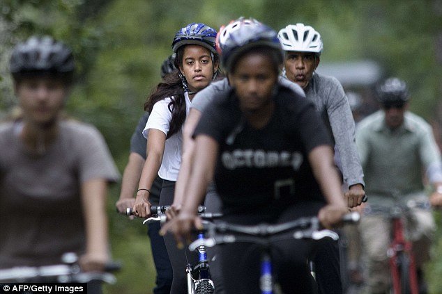 Κακόκεφη, αγέλαστη, βαριεστημένη: Οι φωτογραφίες της κόρης του Ομπάμα που συζητήθηκαν [εικόνες] | iefimerida.gr 0
