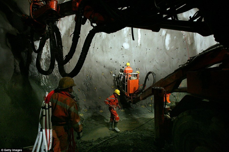 Ετοιμο το μεγαλύτερο τούνελ του κόσμου: Εχει μήκος 56 χιλιόμετρα και περνάει κάτω από τις Αλπεις [εικόνες] | iefimerida.gr 0