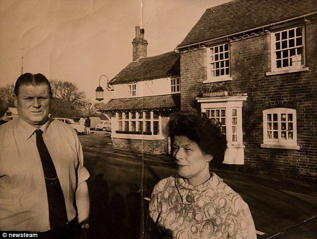 Παμπ στη Βρετανία έχει τους ίδιους ιδιοκτήτες εδώ και 100 χρόνια [εικόνες] | iefimerida.gr 2