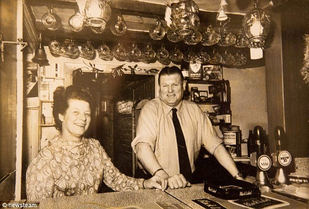 Παμπ στη Βρετανία έχει τους ίδιους ιδιοκτήτες εδώ και 100 χρόνια [εικόνες] | iefimerida.gr 1