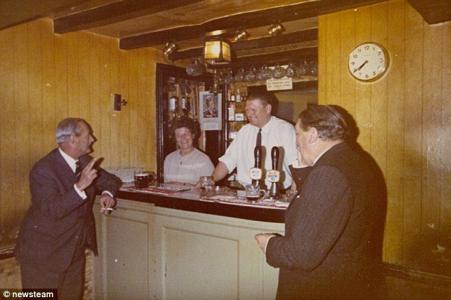 Παμπ στη Βρετανία έχει τους ίδιους ιδιοκτήτες εδώ και 100 χρόνια [εικόνες] | iefimerida.gr 4