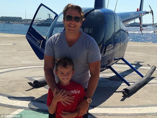 Ο Βρετανός που πληρώνει χιλιάδες λίρες για να βλέπει το γιο του στην Κύπρο [εικόνες] | iefimerida.gr 0