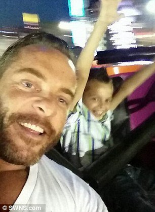 Ο Βρετανός που πληρώνει χιλιάδες λίρες για να βλέπει το γιο του στην Κύπρο [εικόνες] | iefimerida.gr 1