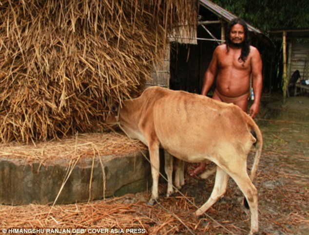 Αγρότης στην Ινδία κυκλοφορεί γυμνός εδώ και 40 χρόνια: Τα ρούχα μου φέρνουν αλλεργία [εικόνες] | iefimerida.gr 2