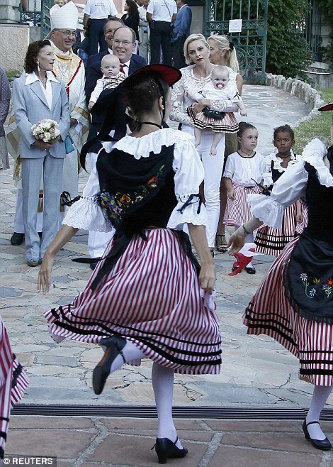 Ο πρίγκιπας Αλβέρτος και η Σαρλέν αγκαλιά με τα μικρά πριγκιπόπουλα [εικόνες] | iefimerida.gr 3