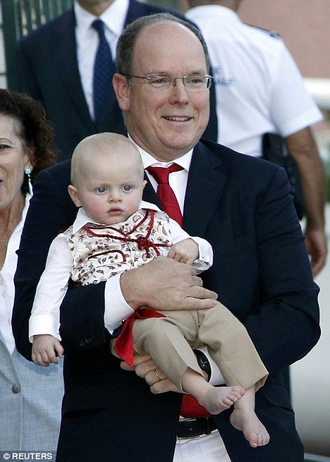 Ο πρίγκιπας Αλβέρτος και η Σαρλέν αγκαλιά με τα μικρά πριγκιπόπουλα [εικόνες] | iefimerida.gr 4