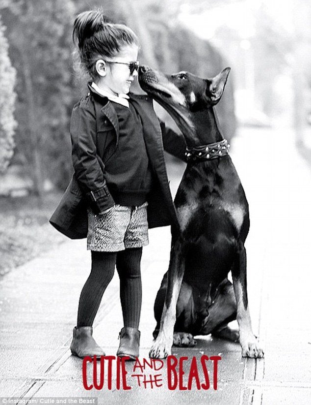 Τετράχρονη λιώνει τα social media κάνοντας αγάπες με το τεράστιο ντόπερμάν της [εικόνες] | iefimerida.gr 3