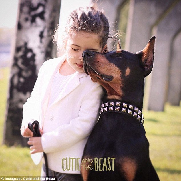 Τετράχρονη λιώνει τα social media κάνοντας αγάπες με το τεράστιο ντόπερμάν της [εικόνες] | iefimerida.gr 4