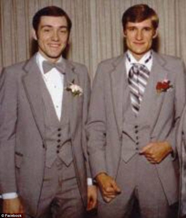 «Ο πατέρας μας ήταν ναζί, με βίαζε από τα 12» -Ο αδελφός του Κέβιν Σπέισι μιλά για τα μαύρα παιδικά χρόνια | iefimerida.gr 4