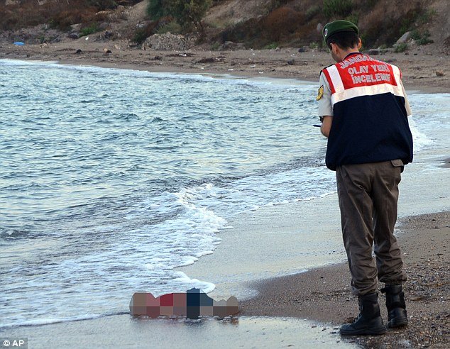 Μετανάστρια καταγγέλλει: Ο πατέρας του Αϊλάν είναι ο διακινητής -Κυβερνούσε τη βάρκα μεθυσμένος | iefimerida.gr 1