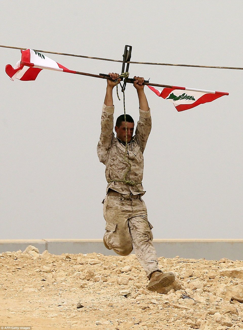 Δαγκώνουν φίδια, σέρνουν φορτηγά: Η απίστευτη επίδειξη των κομάντο στον Λίβανο [εικόνες] | iefimerida.gr 1