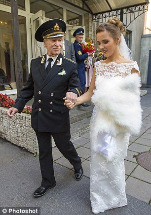 Ερωτεύτηκε την «εγγονή» του: Θρυλικός Ρώσος ηθοποιός 84 ετών παντρεύτηκε 24χρονη [εικόνες] | iefimerida.gr 5