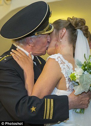 Ερωτεύτηκε την «εγγονή» του: Θρυλικός Ρώσος ηθοποιός 84 ετών παντρεύτηκε 24χρονη [εικόνες] | iefimerida.gr 6