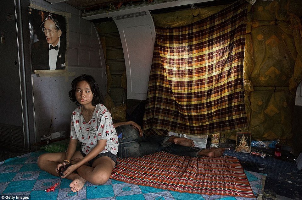 Η ζωή σε ένα «νεκροταφείο» αεροπλάνων στην Μπανγκόκ [εικόνες] | iefimerida.gr 17