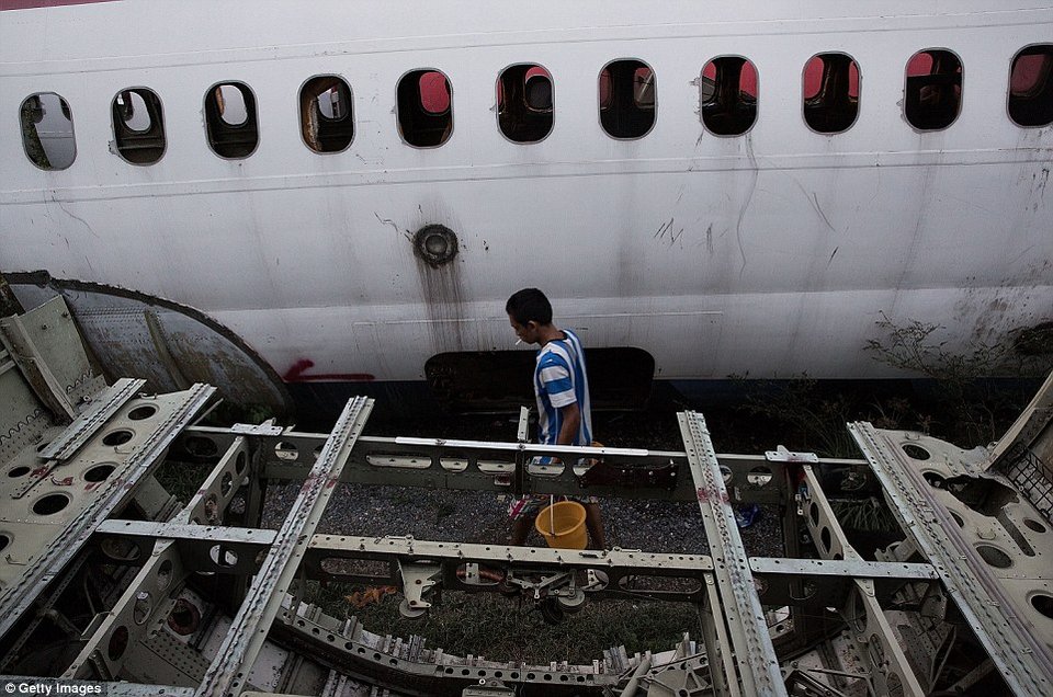 Η ζωή σε ένα «νεκροταφείο» αεροπλάνων στην Μπανγκόκ [εικόνες] | iefimerida.gr 4