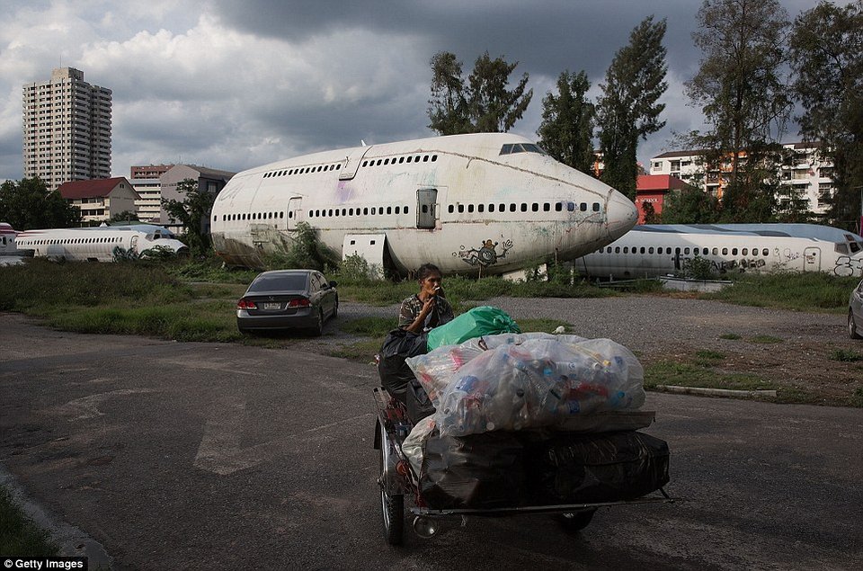Η ζωή σε ένα «νεκροταφείο» αεροπλάνων στην Μπανγκόκ [εικόνες] | iefimerida.gr 2