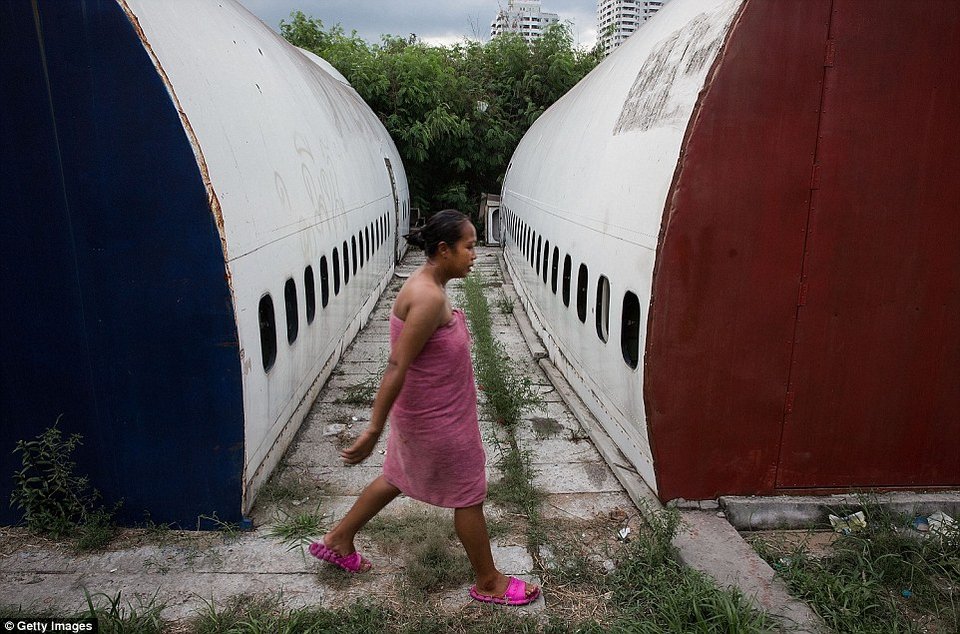 Η ζωή σε ένα «νεκροταφείο» αεροπλάνων στην Μπανγκόκ [εικόνες] | iefimerida.gr 7