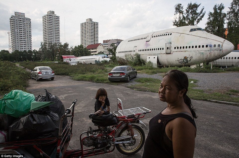 Η ζωή σε ένα «νεκροταφείο» αεροπλάνων στην Μπανγκόκ [εικόνες] | iefimerida.gr 1