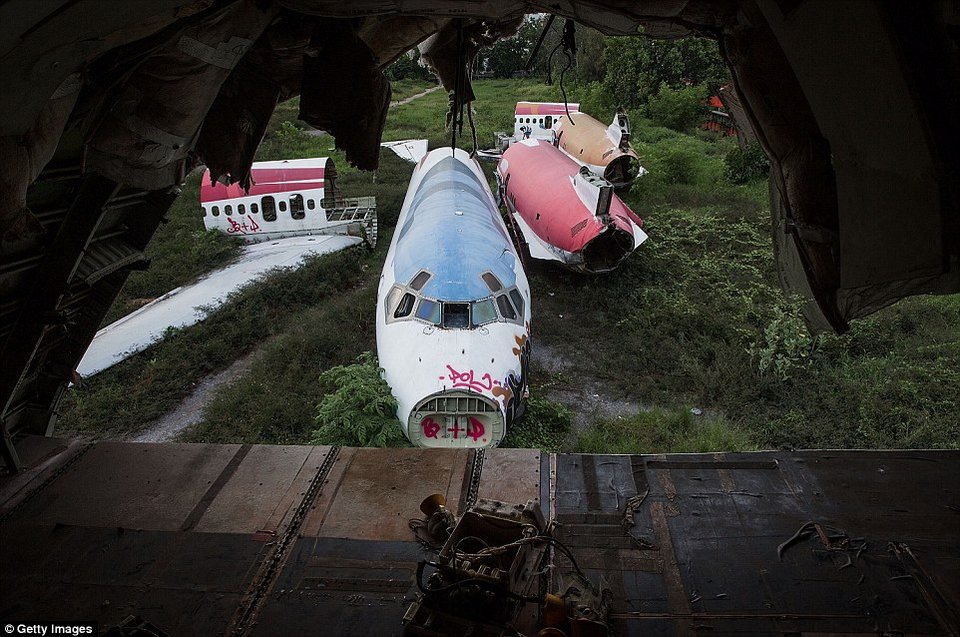 Η ζωή σε ένα «νεκροταφείο» αεροπλάνων στην Μπανγκόκ [εικόνες] | iefimerida.gr 18