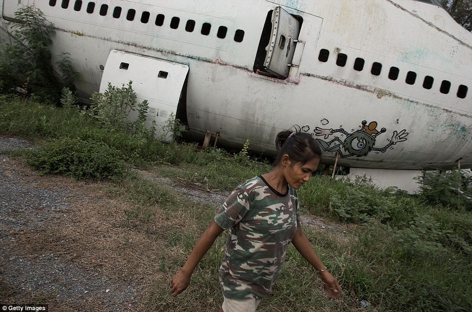 Η ζωή σε ένα «νεκροταφείο» αεροπλάνων στην Μπανγκόκ [εικόνες] | iefimerida.gr 3