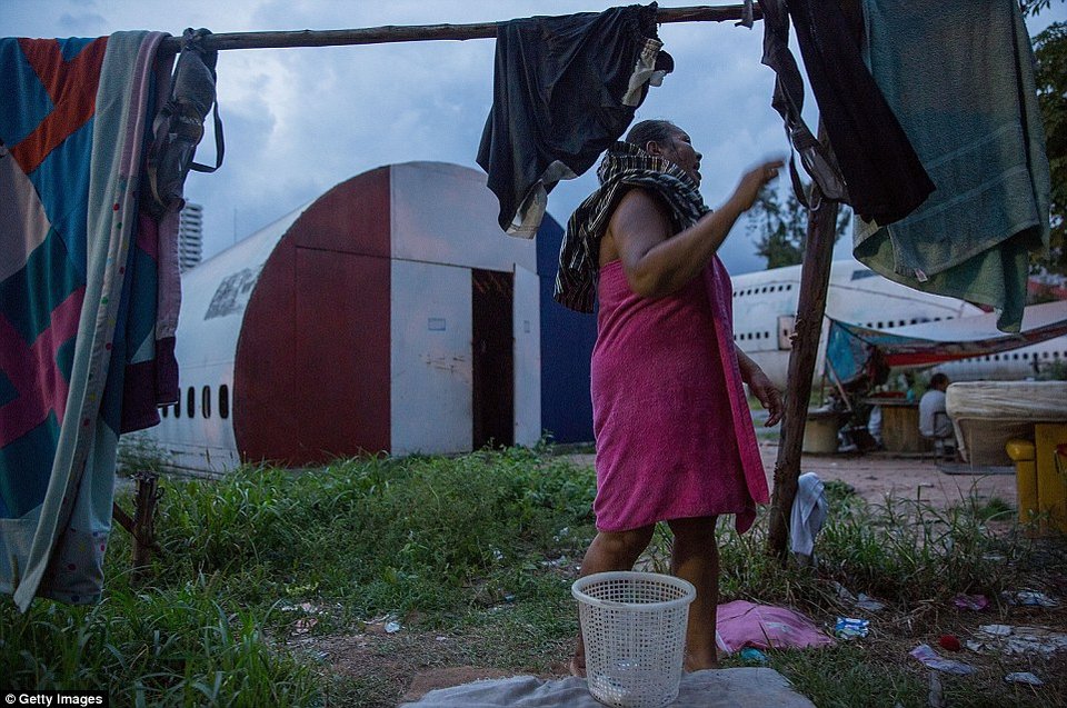 Η ζωή σε ένα «νεκροταφείο» αεροπλάνων στην Μπανγκόκ [εικόνες] | iefimerida.gr 16