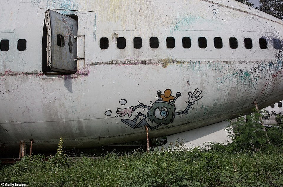 Η ζωή σε ένα «νεκροταφείο» αεροπλάνων στην Μπανγκόκ [εικόνες] | iefimerida.gr 0