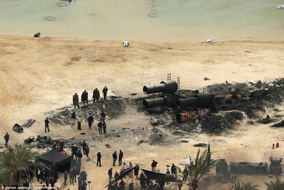 Εντυπωσιακό: Διέρρευσαν σκηνές από τα γυρίσματα του νέου Star Wars [εικόνες] | iefimerida.gr 1