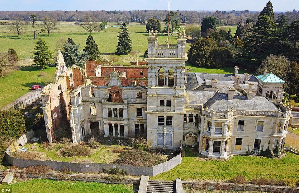 Τα άφησαν να ρημάζουν: Εντυπωσιακά παλάτια που έγιναν ερείπια [εικόνες] | iefimerida.gr 2